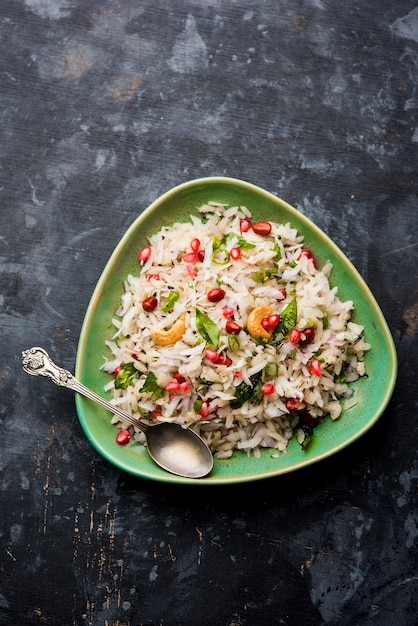 Dapde Pohe to typowe śniadanie maharasztrańskie, przyrządzane z cienkiej odmiany poha i świeżego kokosa z chilli, orzeszkami ziemnymi i orzechami. podawane w misce lub talerzu. selektywne skupienie