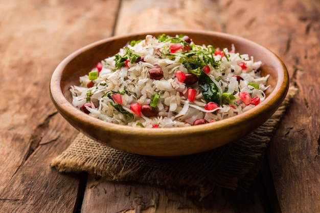 Dapde Pohe To Typowe śniadanie Maharasztrańskie, Przyrządzane Z Cienkiej Odmiany Poha I świeżego Kokosa Z Chilli, Orzeszkami Ziemnymi I Orzechami. Podawane W Misce Lub Talerzu. Selektywne Skupienie