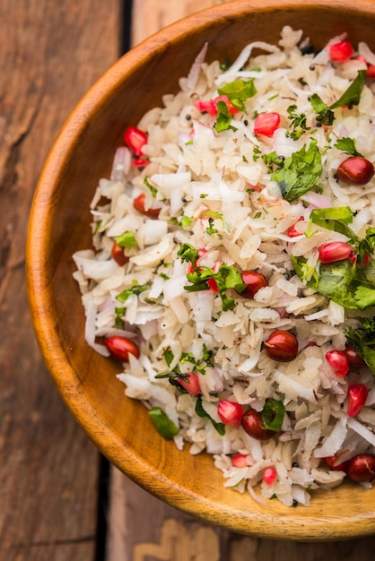 Dapde Pohe to typowe śniadanie maharasztrańskie, przyrządzane z cienkiej odmiany poha i świeżego kokosa z chilli, orzeszkami ziemnymi i orzechami. podawane w misce lub talerzu. selektywne skupienie