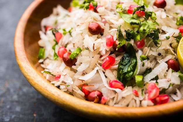 Dapde Pohe to typowe śniadanie maharasztrańskie, przyrządzane z cienkiej odmiany poha i świeżego kokosa z chilli, orzeszkami ziemnymi i orzechami. podawane w misce lub talerzu. selektywne skupienie