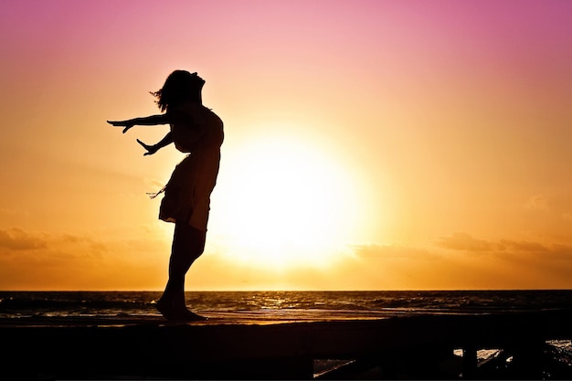 darmowe zdjęcie kobiety zachód słońca na plaży
