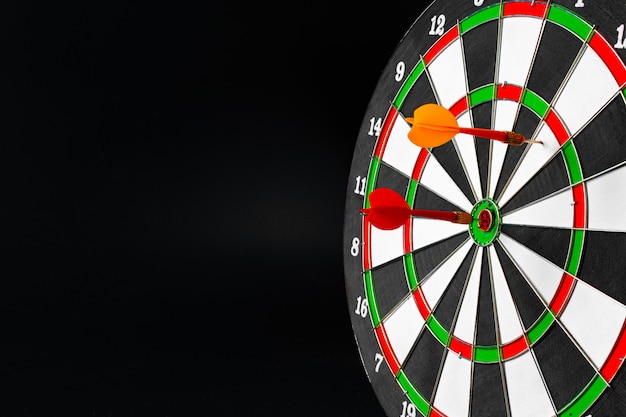 Dartboard Na Czarnym Ciemnym Tła Zakończeniu Up. Koncepcja Celowania