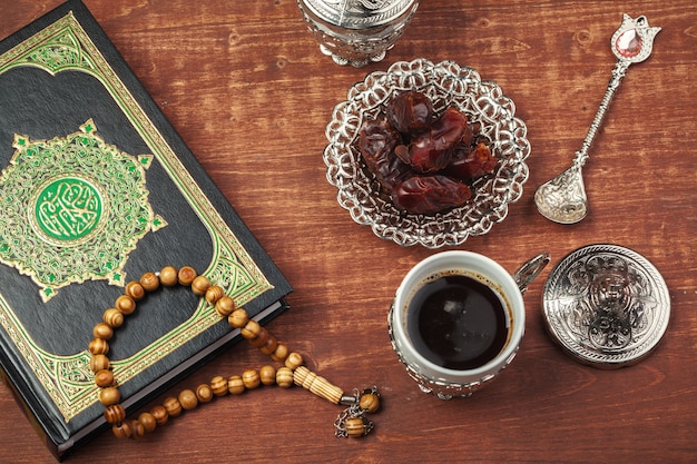 Data Owoce, Koran I Drewniane Różańce Dla Muzułmanów Ramadan