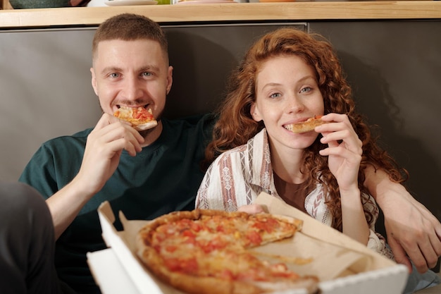 Daty jedzące smaczną pizzę na obiad