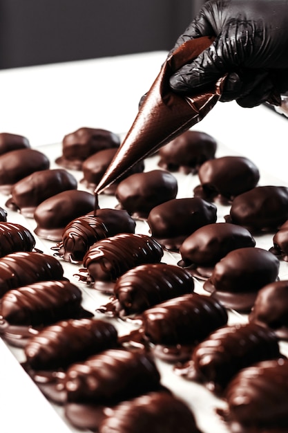 Daty w deserze czekoladowym