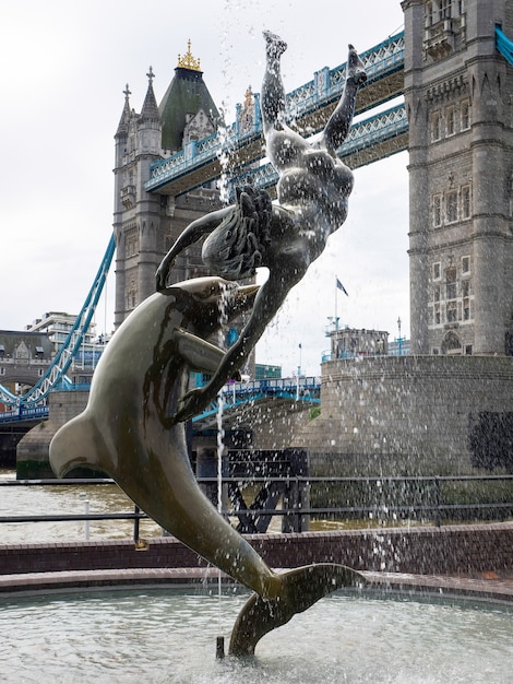 David Wayne Sculpture Dziewczyna z delfinem obok Tower Bridge w Londynie