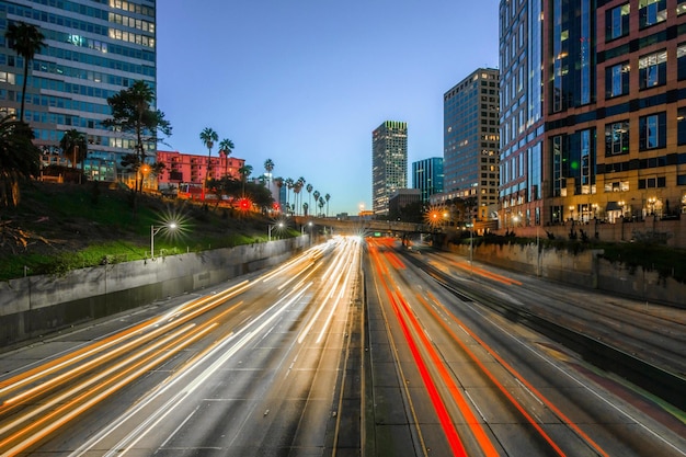 Dawning Urban Energy 4K Obraz centrum Los Angeles i porannego ruchu drogowego o wschodzie słońca