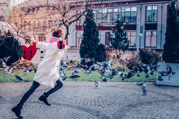 Dbać O Kondycję. Zachwycona Międzynarodowa Kobieta Podnosząca Ręce Podczas Aktywnego Dnia