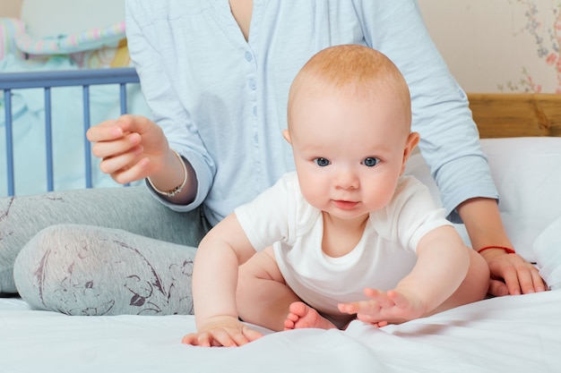 Zdjęcie dbanie o mamę i dziecko bawią się na łóżku dziecko zajęte zabawą dziecko chce bawić się w szczęśliwą rodzinę