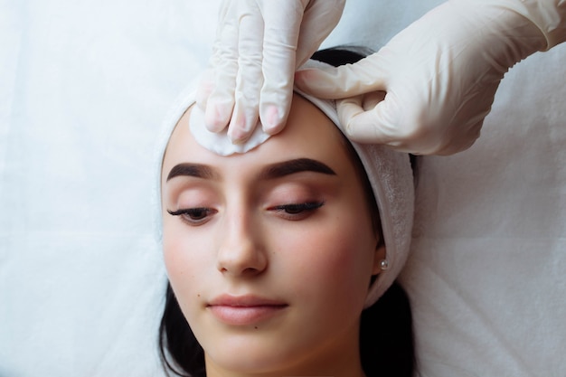 Dbanie o skórę krem kosmetyczny na zabiegi kosmetyczne na twarz kobiety spa pielęgnacja twarzy