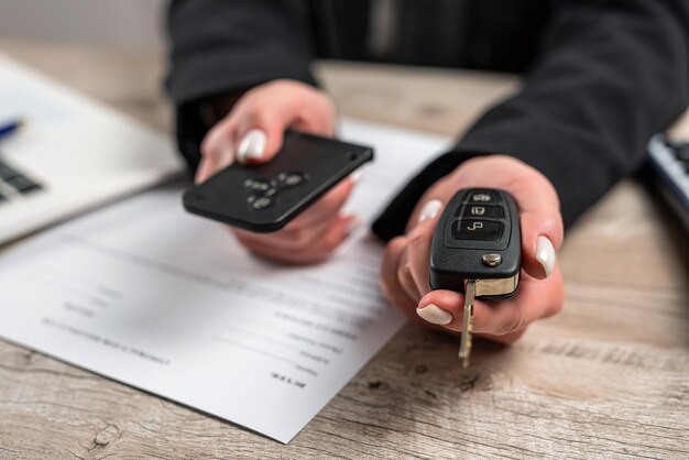 Dealerka Daje Kluczyki Do Samochodu Po Sprzedaży Lub Wynajmie Nowego Klienta