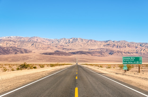 Death Valley - pusta nieskończona droga na pustyni w Kalifornii