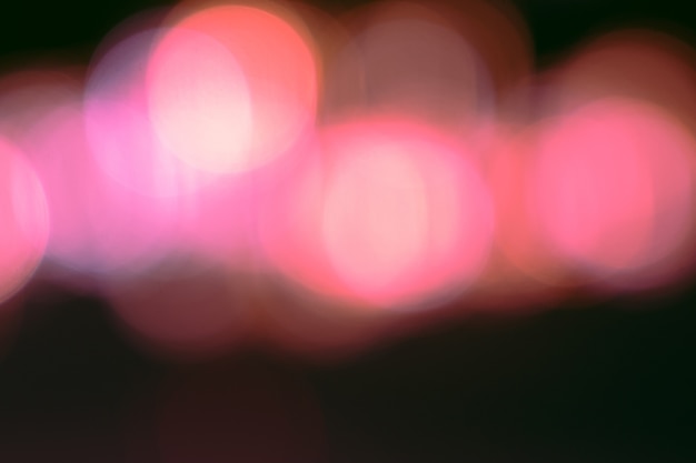 defocused duży okrągły bokeh różowy oświetlone światło na czarnym tle