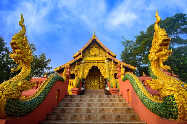 Dekoracja architektoniczna i nazwa w języku tajskim w Tajlandii