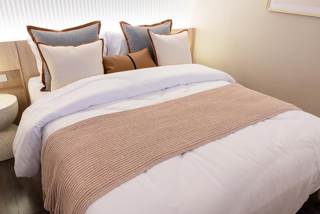 Dekoracja białych poduszek na łóżku we wnętrzu sypialni Wnętrze sypialni z lampami