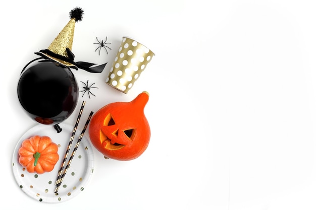 Zdjęcie dekoracja halloween party na białym tle. płaskie ułożenie