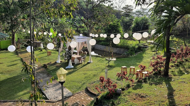 Dekoracja ogrodu na ceremonii ślubnej z motywem plenerowym