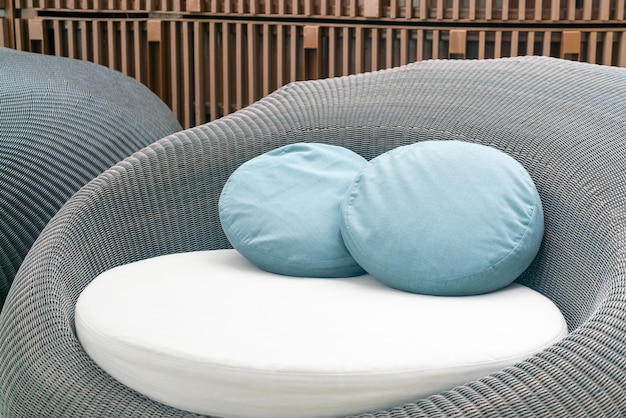 Zdjęcie dekoracja poduszek na wiklinowej sofie patio