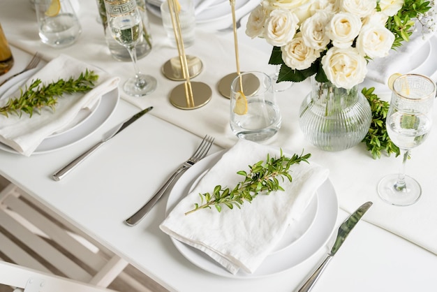Dekoracja ślubna Dekoracja stołu weselnego z białymi różami