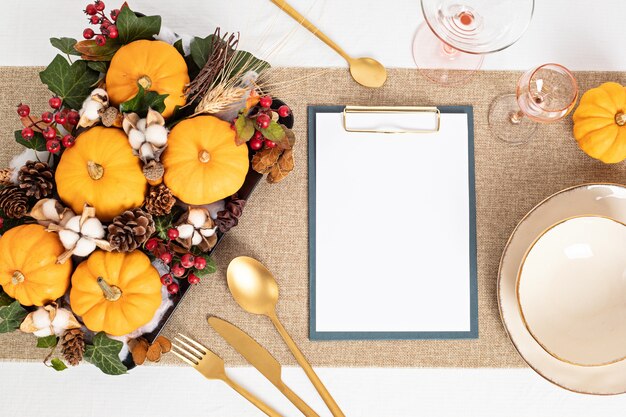Dekoracja stołu na Święto Dziękczynienia z świąteczną jesienną kolacją