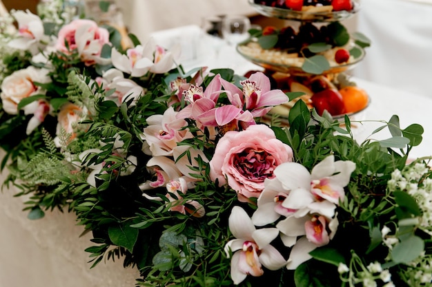Dekoracja stołu weselnego Nowożeńcy Piosenki na stole z kwiatami Różowo-biała paleta róż Orchid