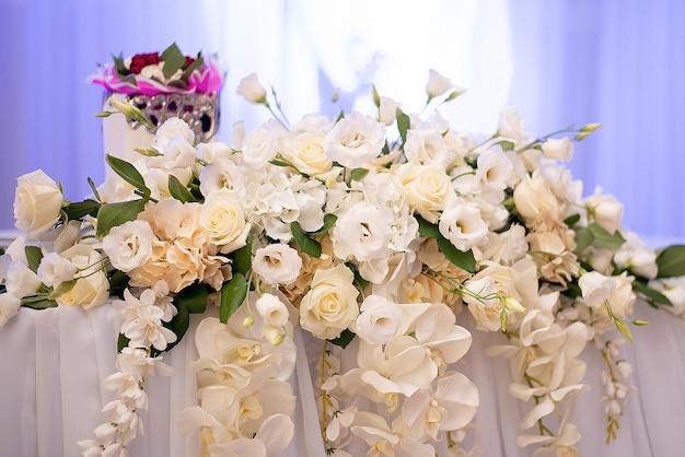 Dekoracja stołu weselnego z kwiatów serwujących róże
