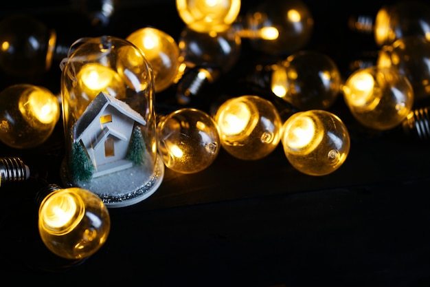 Dekoracja świąteczna Biały dom wewnątrz szkła między światła żarówki