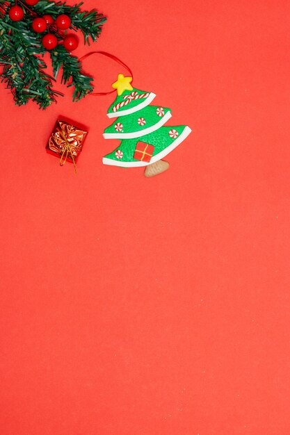Dekoracja świąteczna koncepcja Gałęzie jodły dekorujące pudełkiem z jagodami i choinką