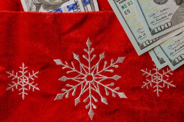 Dekoracja świąteczna Santa Czerwona Torba Banknotów Dolarowych Na Czerwonym Tle