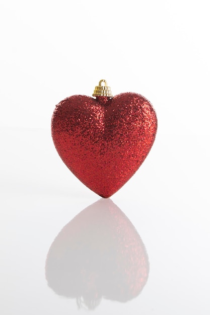 Dekoracja świąteczna w kształcie czerwonego serca z napisem miłość.
