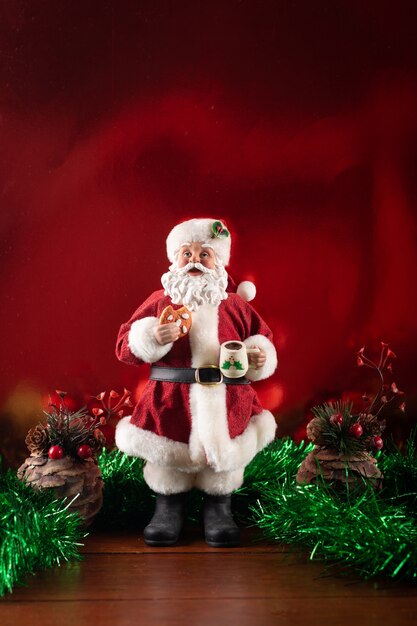 Dekoracja Świętego Mikołaja na stole na tle Bożego Narodzenia