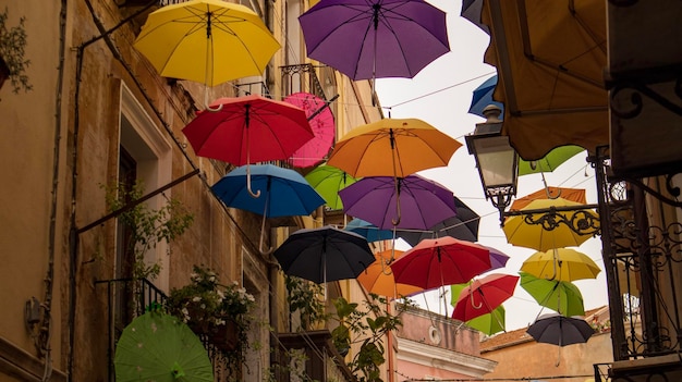 Dekoracja ulic z wielokolorowymi parasolami