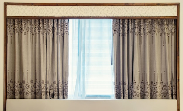 Zdjęcie dekoracja wnętrz z otwartą zasłoną na oknie w sypialni