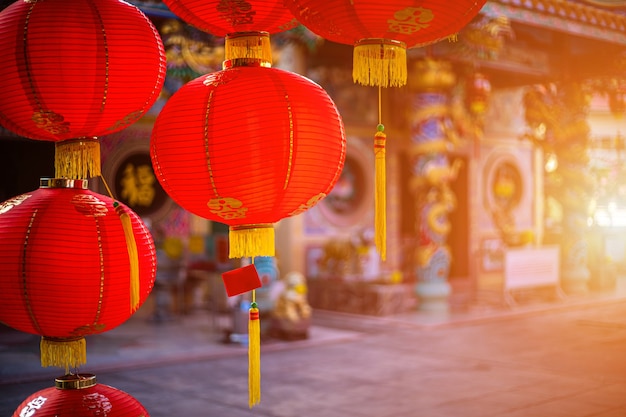 Dekoracja z czerwonej latarni na Chiński Nowy Rok w chińskiej świątyni