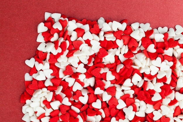 Dekoracje deserowe z czerwono-białych cukierków w kształcie słodkiego serca