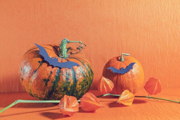 Dekoracje domu Halloween na pomarańczowym tle Martwa natura Płytka głębia ostrości Stonowanych