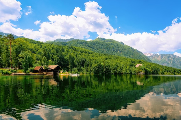 Dekoracje Drewnianych Domów I łodzi Na Jeziorze Bohinj W Słowenii. Przyroda W Słowenii. Widok Na Piękny Krajobraz Latem. Alpejski Cel Podróży. Góry Alpy Julijskie Na Malowniczym Tle