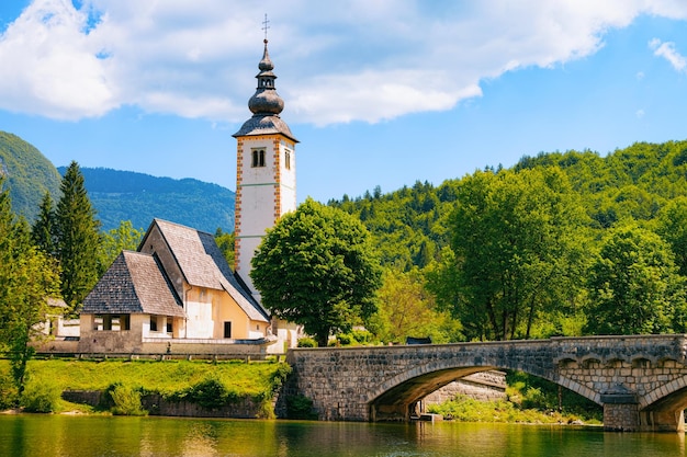 Dekoracje kościoła św Jana Chrzciciela nad jeziorem Bohinj w Słowenii. Przyroda w Słowenii. Widok na błękitne niebo z chmurami. Piękny krajobraz latem. Alpejski cel podróży. Góry Alpy Julijskie