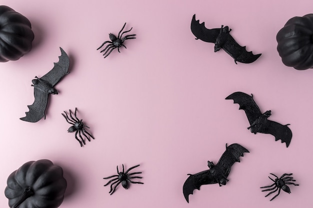 Zdjęcie dekoracje na halloween z czarnymi nietoperzami i pająkami