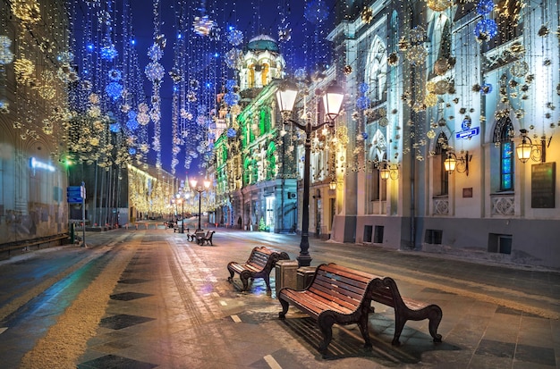 Dekoracje noworoczne na ulicy Nikolskiej w Moskwie w świetle nocnych lampek