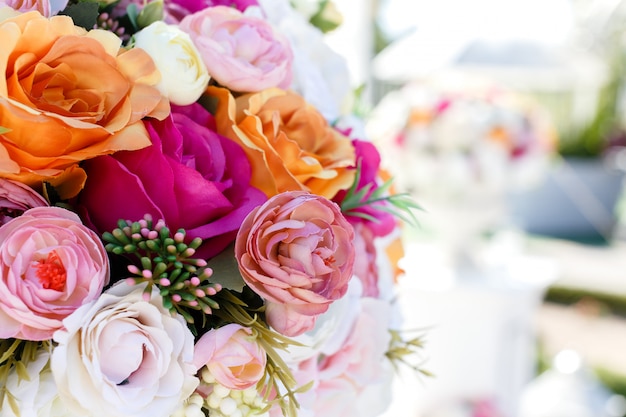 Dekoracje ślubne bukiet sztucznych kwiatów róż i eustomas.