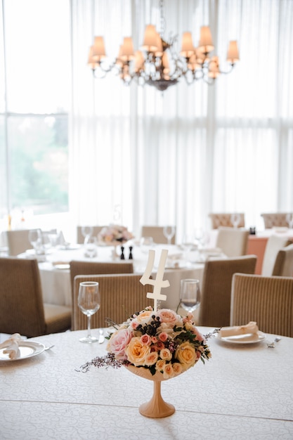 Zdjęcie dekoracje ślubne dekoracja na stole. kompozycja kwiatowa