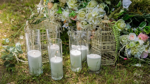 Dekoracje ślubne Uroczysta ceremonia Ślub w naturze Świece w ozdobnych słoikach Nowożeńcy Dekoracje ślubne