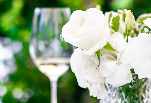 Dekoracje ślubne Wystrój Stołu I Kwiatowy Bukiet Piękności Białych Róż W Luksusowej Restauracji Beautif...