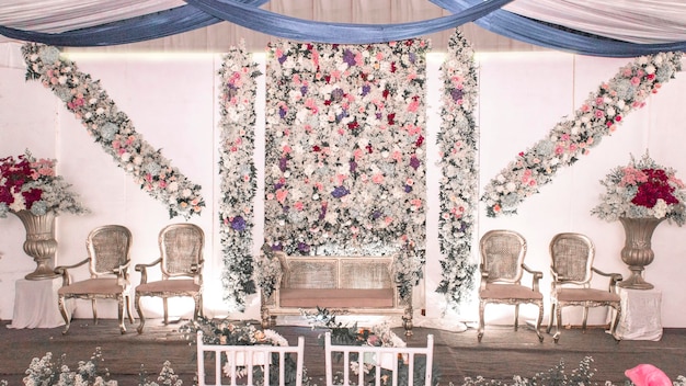 Dekoracje ślubne z różnymi rodzajami kwiatów