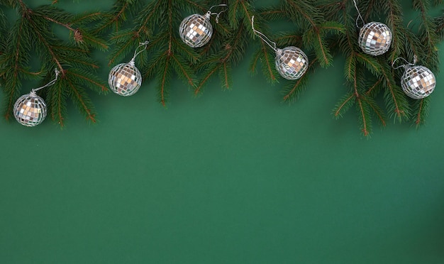 Zdjęcie dekoracje świąteczne ramki na zielonym tle