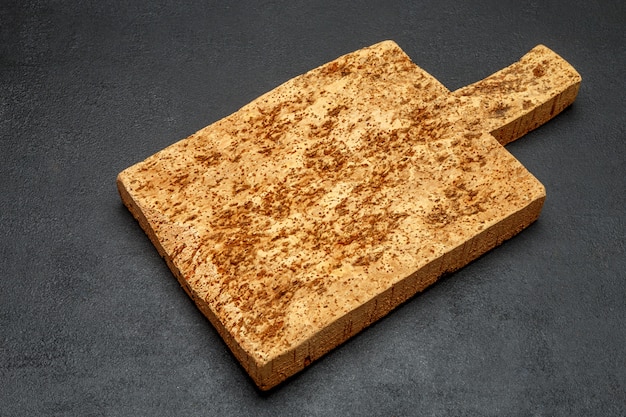 Dekoracyjna drewniana porci lub tnąca deska na betonowym tle