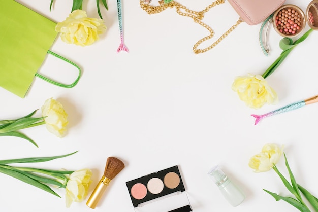 Dekoracyjna płaska kompozycja świeckich blogerka modowa z produktami do makijażu, kosmetykami i kwiatami Płaski widok z góry na białym tle miejsca kopiowania