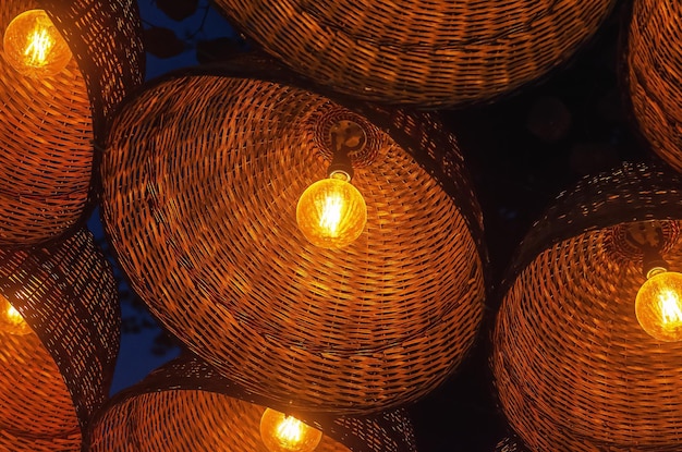Zdjęcie dekoracyjne lampy uliczne wykonane z plecionych winorośli