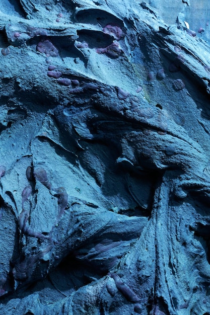 Zdjęcie dekoracyjne niebieskie tło szpachlowe tekstura ścian z pastą wypełniającą nakładaną szpatułką chaotyczne kreski i pociągnięcia na tynku kreatywny wzór kamienia cementxa